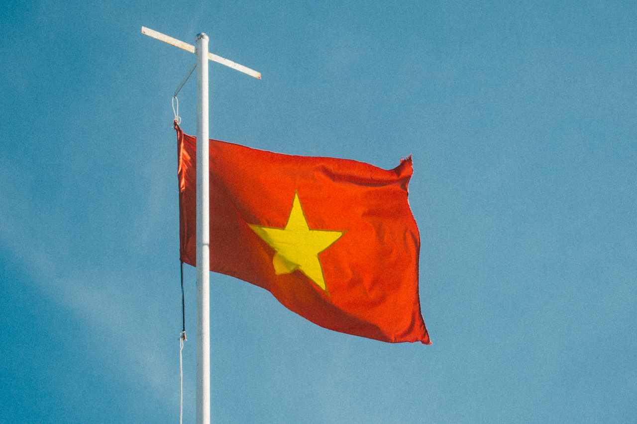 vietnam-flag-1 | 世界23周の旅｜WORLD ODYSSEY: 23 Laps Rond The World